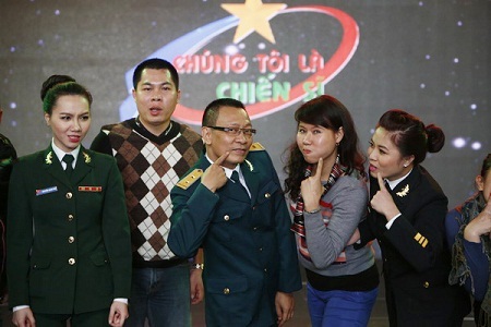 Ảnh đời thường hiếm gặp của MC Lại Văn Sâm - 6 Lại Văn Sâm vui vẻ bên các đồng nghiệp.