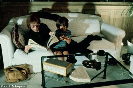 Khoảnh khắc hạnh phúc cuối cùng của John Lennon - 6 John ngồi bên cậu con trai Sean Lennon.