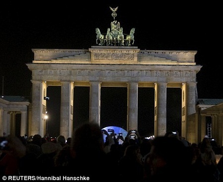 Hình ảnh thế giới “tắt đèn” vì tương lai xanh - 3 Cổng
Brandenburg ở Berlin, Đức.