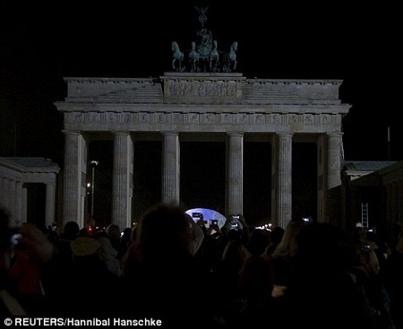 Hình ảnh thế giới “tắt đèn” vì tương lai xanh - 4 Cổng
Brandenburg ở Berlin, Đức.