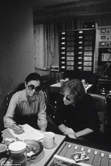 Khoảnh khắc hạnh phúc cuối cùng của John Lennon - 8 Cặp
đôi đã làm việc hết mình trong hơn một tháng để thực hiện album “Double Fantasy”.