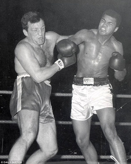 Vì sao thư từ chối đến Việt Nam của Muhammad Ali có giá... 10,6 tỉ đồng? - 2 Muhammad
Ali trong một trận đấu quyền anh hồi năm 1966.