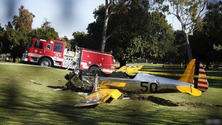 Nam diễn viên Harrison Fords gặp tai nạn máy bay - 1 Chiếc
máy bay rơi xuống một sân golf ở thành phố Los Angeles.