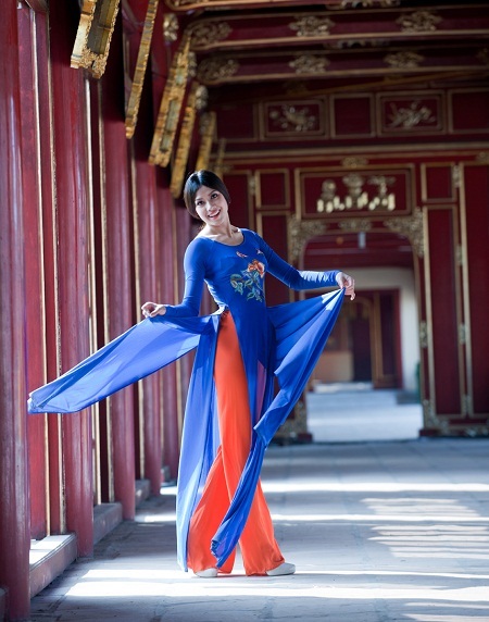 Nguyễn Thị Loan đẹp rạng ngời như “Hoa nắng” - 6 Tin: