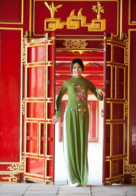 Nguyễn Thị Loan đẹp rạng ngời như “Hoa nắng” - 14 Tin: