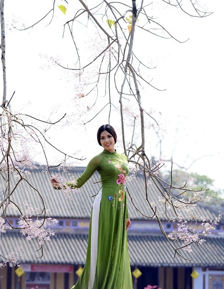 Nguyễn Thị Loan đẹp rạng ngời như “Hoa nắng” - 12 Tin: