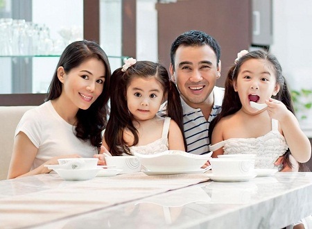 Những MC tiền tỷ của showbiz Việt - 1 Gia đình hạnh phúc của MC Quyền Linh