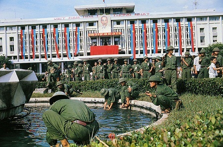 Hình ảnh Sài Gòn trong “ngày vui đại thắng” trên báo thế giới - 13 Các chiến sĩ giải phóng quân trong sân Dinh Độc lập. (Ảnh: Bettmann/Corbis)