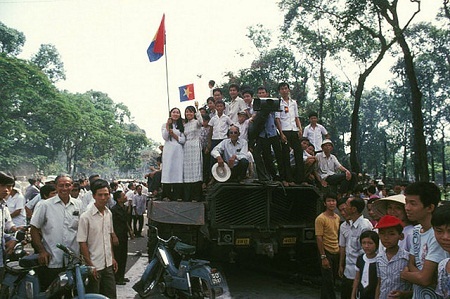 Hình ảnh Sài Gòn trong “ngày vui đại thắng” trên báo thế giới - 15 Một khu dân cư ở Sài Gòn treo cờ chào đón Quân Giải phóng. (Ảnh: Herve Gloaguen/Gamma-Rapho)
