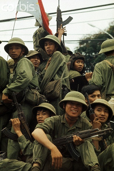 Hình ảnh Sài Gòn trong “ngày vui đại thắng” trên báo thế giới - 18 Các chiến sĩ giải phóng quân. (Ảnh: Jacques Pavlovsky/Sygma/Corbis)