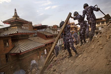 Hình ảnh văn hóa - lịch sử của Nepal “tang thương” sau động đất - 6 Giờ
đây, trên quảng trường Kathmandu Durbar chỉ còn lại những đống gạch vụn.
