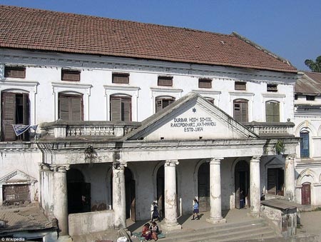 Hình ảnh văn hóa - lịch sử của Nepal “tang thương” sau động đất - 7 Giờ
đây, trên quảng trường Kathmandu Durbar chỉ còn lại những đống gạch vụn.