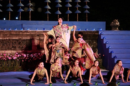 Những màn trình diễn đặc sắc tại Festival Nghề Truyền Thống Huế 2015 - 3 Các diễn viên múa thăng hoa trong trang phục làm từ chất liệu mới
