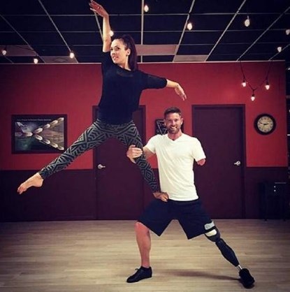 Chàng trai một tay, một chân nhảy dancesport khiến triệu người rơi lệ - 5 Noah đã chứng minh cho tất cả thấy khả năng và bản lĩnh trên sân khấu của mình.