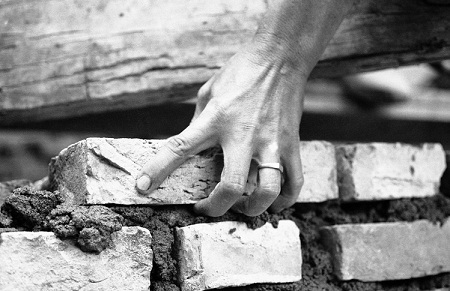 Đau thương chiến tranh qua những bàn tay - 12 Đôi bàn tay đã ba lần
phải dựng lại nhà.