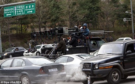 Ê-kíp
sản xuất đang di chuyển ở quận Sangam-dong.