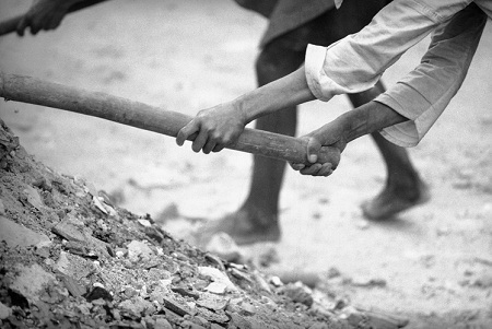 Đau thương chiến tranh qua những bàn tay - 16 Đôi bàn tay tìm lại hy
vọng từ đống hoang tàn.