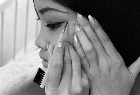Đau thương chiến tranh qua những bàn tay - 17 Đôi bàn tay điểm trang
của người phụ nữ.