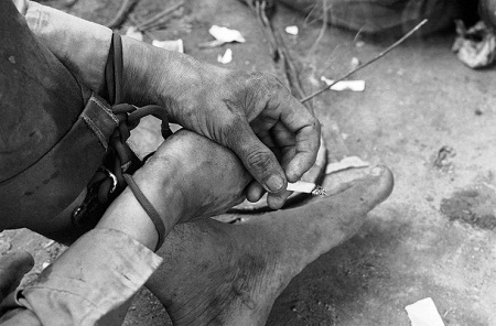 Đau thương chiến tranh qua những bàn tay - 21 Đôi tay bị giam hãm, tù
đày, tìm kiếm một phút giây thanh thản.