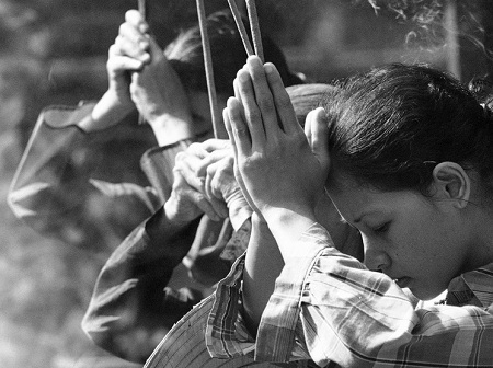 Đau thương chiến tranh qua những bàn tay - 24 Đôi tay chắp lại cầu khấn.