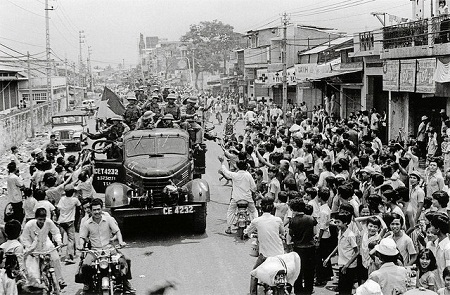 Hình ảnh Sài Gòn trong “ngày vui đại thắng” trên báo thế giới - 8 Các chiến sĩ giải phóng quân tiến vào Dinh Độc lập. (Ảnh: Jean-Claude Labbe/Gamma-Rapho)