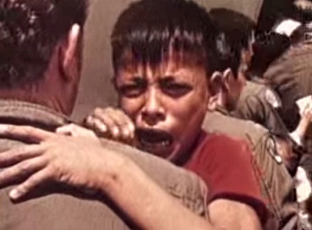 Hình ảnh trong phim về chiến dịch “không vận trẻ em” được đề cử Oscar - 3 Hình ảnh trong “Người con gái Đà Nẵng” (2002) - Heidi (phải) và người mẹ ruột - bà Mai Thị Kim