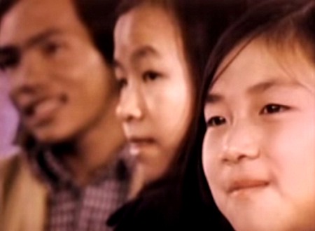 Hình ảnh trong phim về chiến dịch “không vận trẻ em” được đề cử Oscar - 21 Bắt đầu học tiếng Anh và những ngày tháng hòa nhập cộng đồng mới ở Mỹ