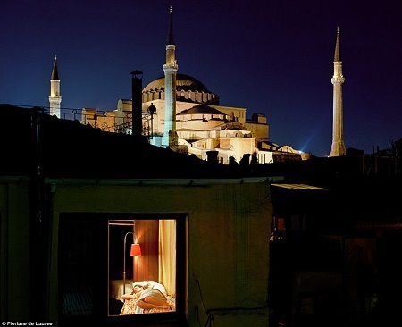 Bộ ảnh kể về sự cô đơn trong thành phố - 11 Một
phụ nữ ở Istanbul đang nằm nghỉ trong căn hộ nhỏ.