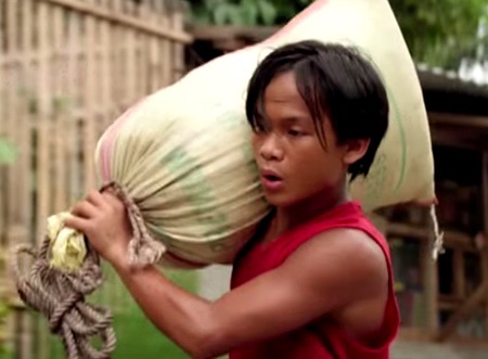 Phim của Philippines gây sốt với thế giới - 6 Võ sĩ quyền anh Manny Pacquiao (phải) và nam diễn viên chính của phim