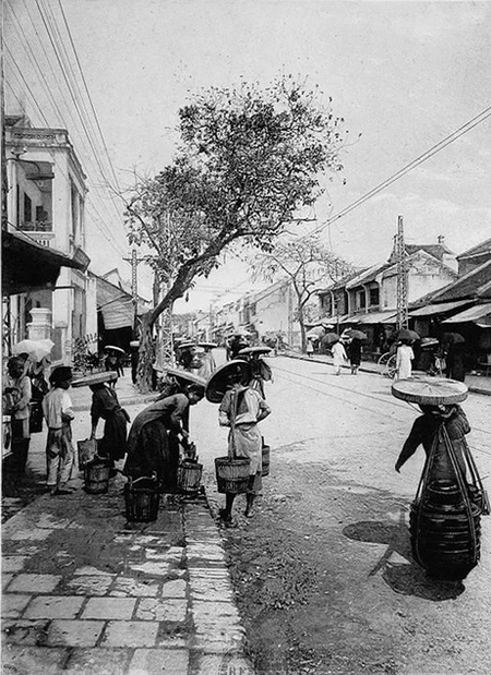 Hình ảnh Hà Nội giản dị những năm đầu thế kỷ 20 - 1 Phố Hàng Bông, Hà Nội,
năm 1903.