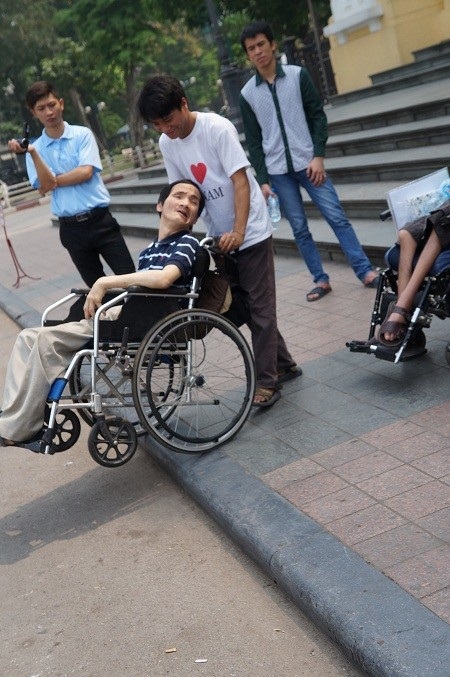 Nghĩ từ hình ảnh khiêng nhau vào... Nhà hát Lớn Hà Nội - 10 Nghĩ từ hình ảnh khiêng nhau vào... Nhà hát Lớn Hà Nội