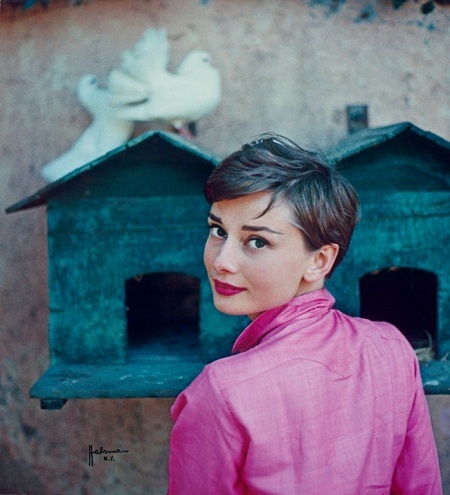 Hai con trai của Audrey Hepburn đưa nhau ra tòa vì kỷ vật của mẹ - 12 Audrey Hepburn ở Ý. Ảnh chụp cho bìa tạp chí Life (1954).
