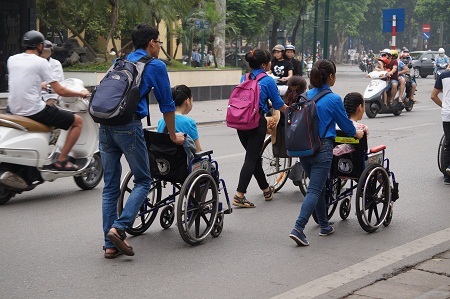 Nghĩ từ hình ảnh khiêng nhau vào... Nhà hát Lớn Hà Nội - 1 Nghĩ từ hình ảnh khiêng nhau vào... Nhà hát Lớn Hà Nội