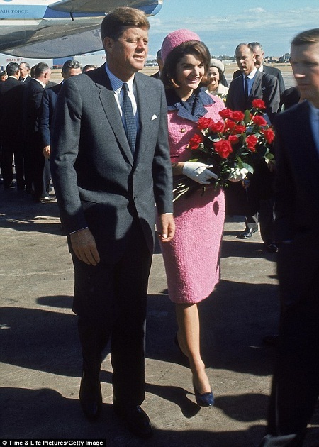 Phim về Phu nhân Kennedy trong 4 ngày sau vụ ám sát lịch sử - 3 Bộ trang phục bà Jacqueline mặc trong ngày chồng bà - Tổng
thống Kennedy bị ám sát.