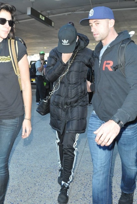 Có lúc mặc đồ đen chưa đủ, Katy Perry còn ôm cả gối che mặt.