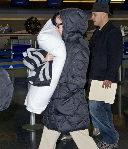 Có lúc mặc đồ đen chưa đủ, Katy Perry còn ôm cả gối che mặt.