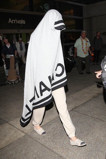 Có lúc mặc đồ đen chưa đủ, Katy Perry còn ôm cả gối che mặt.