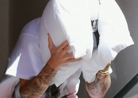 Nam ca sĩ Justin Bieber nhiều lần dùng gối che mặt.