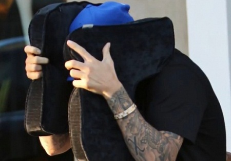 Có lúc, “hoàng tử nhạc pop” lại đeo mặt nạ chống độc.