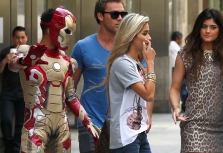 Nữ
diễn viên Ashley Tinsdale và Amanda Bynes sử dụng thú cưng che mặt.