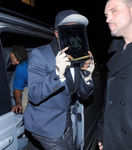 Nam
ca sĩ Will.I.Am sử dụng máy tính bảng để gửi nụ cười (của chuột Mickey) tới thợ
săn ảnh.