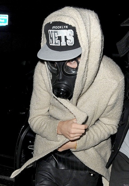 Có lúc, “hoàng tử nhạc pop” lại đeo mặt nạ chống độc.