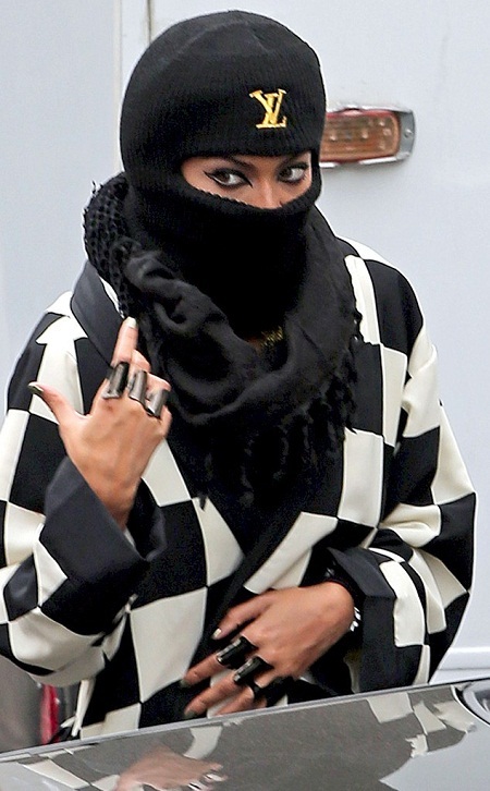 Nữ ca sĩ Beyonce đội mũ chùm kín mặt.