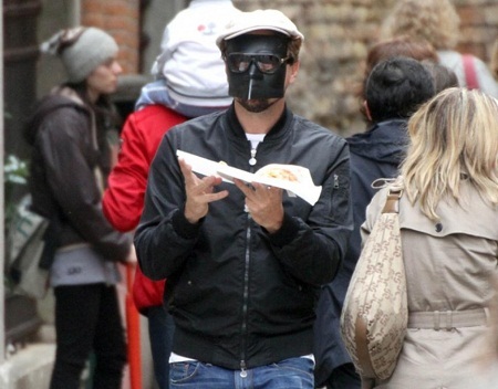 Nam
diễn viên Leonardo DiCaprio chọn đeo mặt nạ.