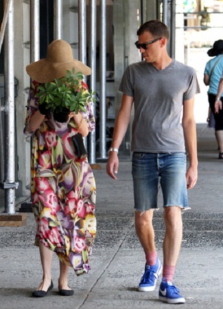 Nữ
diễn viên Anne Hathaway từng dùng chậu cây để ngụy trang.