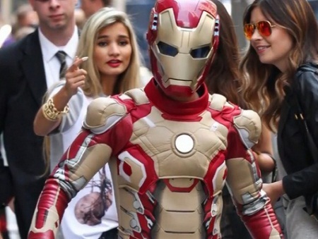 Nữ
diễn viên Anne Hathaway từng dùng chậu cây để ngụy trang.