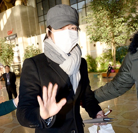 Nam
ca sĩ Will.I.Am sử dụng máy tính bảng để gửi nụ cười (của chuột Mickey) tới thợ
săn ảnh.