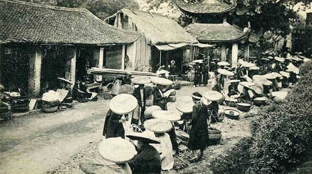 Hình ảnh Hà Nội giản dị những năm đầu thế kỷ 20 - 28 Quang cảnh một góc chợ
Bưởi.
