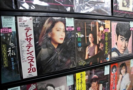 20 năm sau khi qua đời, Đặng Lệ Quân vẫn là “Diva Châu Á” - 2 Một cửa hàng băng đĩa ở Tokyo, Nhật Bản bày bán đĩa hát Đặng Lệ Quân