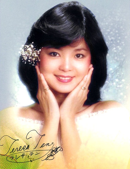 20 năm sau khi qua đời, Đặng Lệ Quân vẫn là “Diva Châu Á” - 3 Một cửa hàng băng đĩa ở Tokyo, Nhật Bản bày bán đĩa hát Đặng Lệ Quân